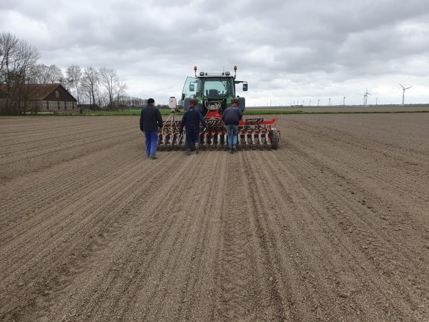 Uien zaaien op het perceel van Aeres Hogeschool in Dronten, Flevoland