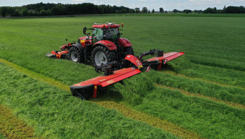 Grasoogst op het land, waarbij gras wordt gemaaid voor ruwvoer.