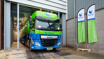Vrachtwagen van De Heus die veevoer transporteert.