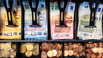 Kassa met eurobiljetten en munten in een winkel