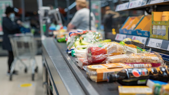 Betalen bij de kassa in de supermarkt, weerspiegeling van voedselprijzen, inflatie en koopkracht