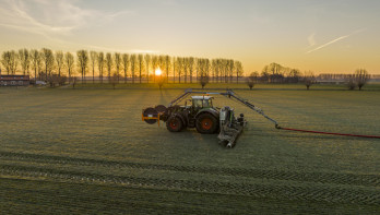 Bemesting van land, verspreiding van voedingsstoffen voor betere groei