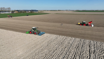 Aardappelen poten op het land met landbouwmachines.