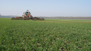 Bemesting van land, verspreiding van voedingsstoffen voor betere groei