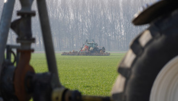 Bemesting van land, verspreiding van voedingsstoffen voor betere groei