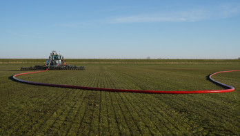 Sleepslangen op landbouwgrond voor het emissiearm uitrijden van drijfmest.