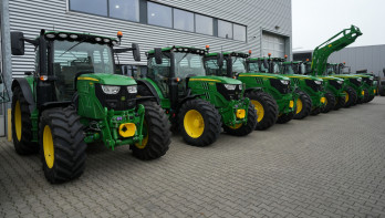John Deere-trekkers opgesteld in een rij