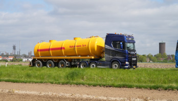 Gele vacuümtankwagen voor mesttransport