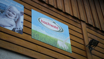 Affiche van Hochwald met het logo en promotionele uiting van het zuivelbedrijf.
