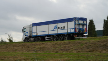 Vrachtwagen met oplegger van AB Texel