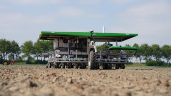 Robottrekker in de precisielandbouw die autonoom werkzaamheden uitvoert op het land.