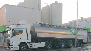 Melkwagen van Arla Foods, vervoer van verse zuivel van boerderijen naar verwerkingslocaties