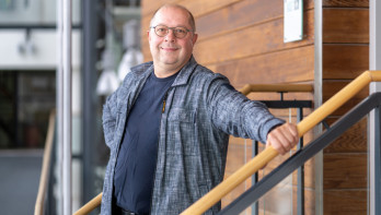 Nico Lobbert, salarisadviseur bij Flynth, poseert op een trap