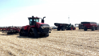 Case IH Steiger met schijveneg en twee overlaadwagens op maisstoppel in Amerika