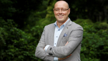 Laurens Sloot staat lachend met zijn armen over elkaar