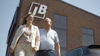 Jan Bakker en zijn dochter Angela voor het bedrijf in Hattemmerbroek