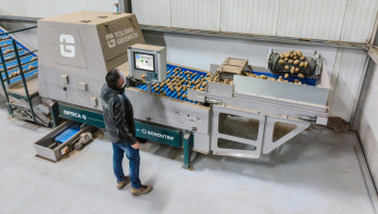 Een man staat bij de Optica Q machine van Tolsma Grisnich