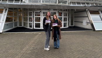 Twee studenten poseren voor hogeschool Van Hall Larenstein