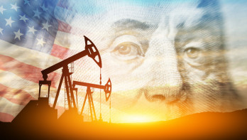 Oliepomp tegen de achtergrond van de Amerikaanse dollar en de Amerikaanse vlag.