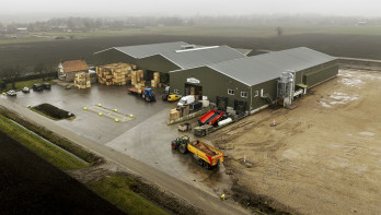 Bovenaanzicht van een boerderij in Nederland