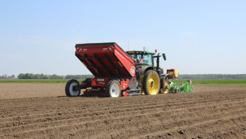 Een pootmachine aan het werk op een akker