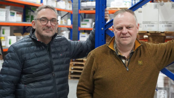 Twee mannen poseren in een opslag