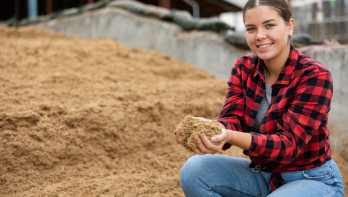 Vrouw met bierbostel