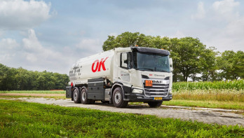 Een vrachtwagen van OK Oliecentrale