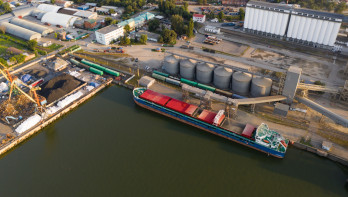 Graanschip wordt geladen in Rusland
