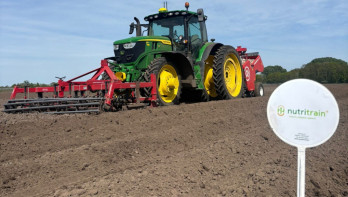 Tractor bereidt het veld voor tijdens een demonstratie van precisiebemesting met NutriTrain.