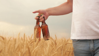 Man met twee flesjes bier