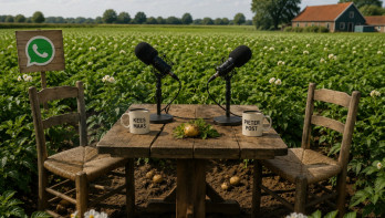 Twee microfoons op een tafel in een aardappelveld