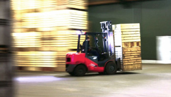 Een heftruck verplaatst kratten
