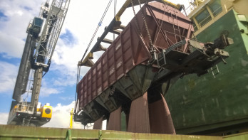 Graan lossen in Novorossiysk, Rusland, alleen voor redactioneel gebruik