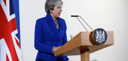 May stelt debat over brexit-deal opnieuw uit
