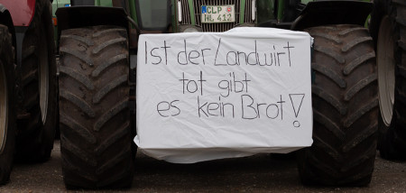 Duitse boeren in protest bij melkfabriek en slachterij