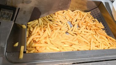 Verse aardappelen verwerkt tot frites, voedselproductie