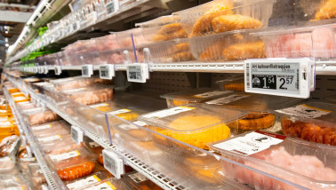 Vleesschap in de supermarkt met verschillende soorten vlees, verpakt en klaar voor verkoop