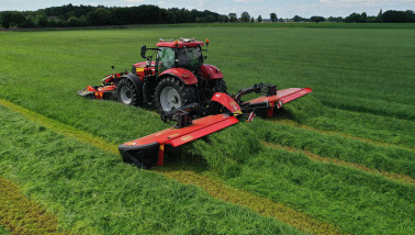 Grasoogst op het land, waarbij gras wordt gemaaid voor ruwvoer.