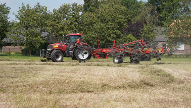 Grasoogst op het land, waarbij gras wordt gemaaid voor ruwvoer.