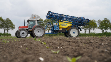 Veldspuit in een perceel suikerbieten