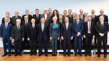Wat valt op aan de bestuursfoto's van de ECB?