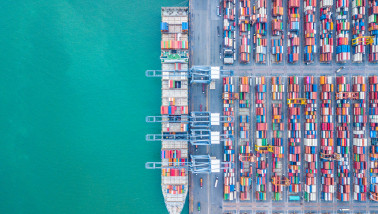 Opgestapelde zeecontainers in een haven- of logistiek gebied.