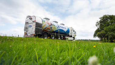 Melkwagen van Ausnutria, vervoer van verse zuivelproducten van boerderijen naar verwerkingslocaties
