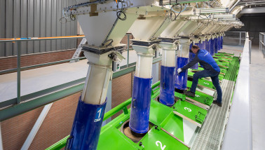 Vrachtwagen van De Heus die veevoer transporteert.