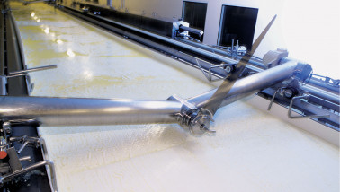 Industriële productie van witte kaas in Schongau, Duitsland