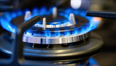 Gasfornuis met blauwe vlammen als symbool voor aardgasverbruik, energieprijzen en huishoudelijke kosten