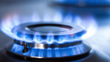 Gasfornuis met blauwe vlammen als symbool voor aardgasverbruik, energieprijzen en huishoudelijke kosten