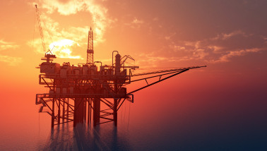 Olieplatform op zee voor winning van ruwe olie, van invloed op olieprijzen en mondiale energiemarkten