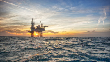 Olieplatform op zee voor winning van ruwe olie, van invloed op olieprijzen en mondiale energiemarkten